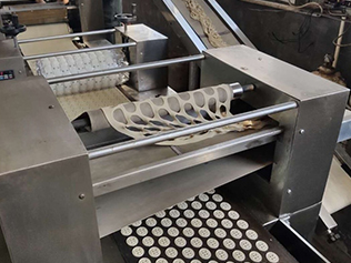 Se vendió con éxito la máquina organizadora de galletas totalmente automática de alta gama, lo que ayudó a la línea de producción de horneado del cliente a avanzar hacia la inteligencia.