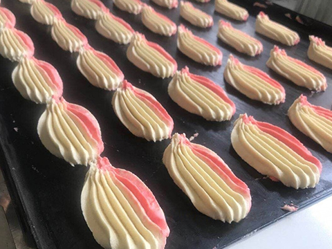 ¿Cómo resolver los siguientes problemas si los encuentra una máquina para hacer galletas de dos colores? ¿Cómo resolver los siguientes problemas si los encuentra una máquina para hacer galletas de dos colores?